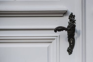 Güneşle sırılsıklam olmuş bir tarlada iki canlı ayçiçeği dimdik ayakta duruyor, altın yaprakları açık mavi gökyüzüne doğru uzanıyor. Zengin yeşil yapraklar ve koyu kahverengi merkezler, sıcak ve parlak arkaplana karşı çarpıcı bir kontrast sağlar.. 