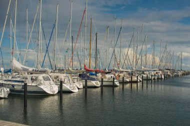 Huzurlu Baltık Denizi Manzarası Beyaz Yelkenli Tekneler, Almanya, Yatlarla Mavi Yaz Gökyüzü, Alman Deniz Kenarı
