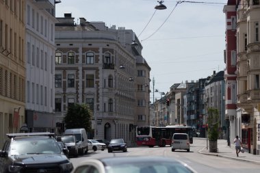 Bina, 19. yüzyıl sonlarında Viyana 'da popüler olan Tarihçilik veya Halka stili gibi mimari özelliklerini sergiliyor.