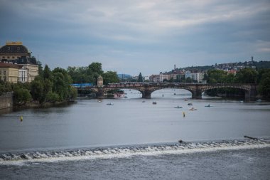Vltava Nehri, uzak kıyılarda önemli tarihi yapılara sahip.
