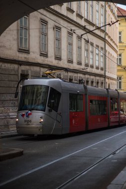 Düşük katlı tramvay, büyük ihtimalle Prag 'da bir caddede bulunan bir koda 15T 