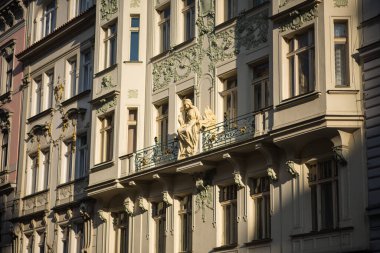 Prag 'ın Eski Kasabası' ndaki binalar olabilir. Binalarda klasik Avrupa mimarisi, dekoratif dış görünüş ve ayrıntılı ton çalışmaları yer alıyor. Sağda, özellikle zengin cepheli bir bina.