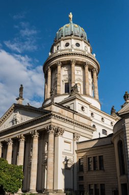 Almanya 'nın başkenti Berlin' de bulunan Deutscher Dom (Alman Katedrali) ya da Franzsischer Dom (Fransız Katedrali) binasıdır.