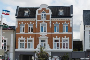 Kuzey Almanya 'da tarihi evlerin pencereleri olan klasik bir cephe. Ahşap elementler, dekoratif ayrıntılar ve geleneksel mimari eski bir kasabanın cazibesini taşıyor ve bölgenin kültürel mirasını gözler önüne seriyor.