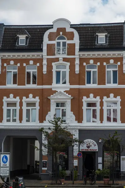 Kuzey Almanya 'da tarihi evlerin pencereleri olan klasik bir cephe. Ahşap elementler, dekoratif ayrıntılar ve geleneksel mimari eski bir kasabanın cazibesini taşıyor ve bölgenin kültürel mirasını gözler önüne seriyor.