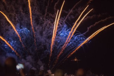 Almanya 'nın Baltık ufkunda havai fişekler patlıyor. Gromitz gece gökyüzü havai fişeklerle dolu