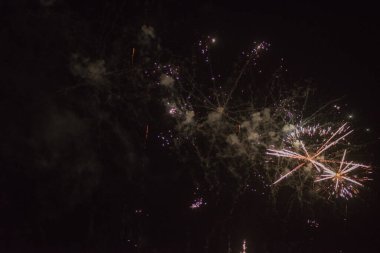  Grmitz sahilinin yukarısında çarpıcı havai fişek gösterisi. Alman Baltık kıyısında bir gece kutlaması