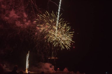 Gromitz 'de deniz kenarında havai fişek gösterisi. Gece Baltık ufkunda parlak renkler