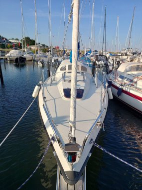 Alman sahil beldesi Grmitz 'in körfezine demirlemiş beyaz yatlar sakin sular ve güneşli kayaklarla Alman sahil beldesi Grmitz' in körfezine demirlemiş beyaz yatlar, sakin sular ve güneşli gökyüzü.