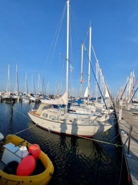 Grmitz Limanı 'ndaki yatların panoramik görüntüsü bu Alman tatil köyünün huzurlu güzelliğini gözler önüne seriyor.