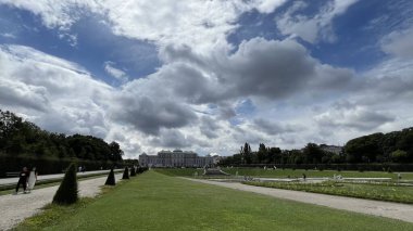 Avusturya, Viyana 'daki Belvedere sarayı ve park kompleksi. Fotoğraf, Yukarı ve Aşağı Belvedere saraylarını ayıran bahçede çekildi. Ön planda iki Barok heykelinin olduğu bir çeşme var.