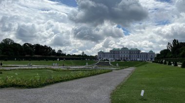 Avusturya, Viyana 'daki Belvedere sarayı ve park kompleksi. Fotoğraf, Yukarı ve Aşağı Belvedere saraylarını ayıran bahçede çekildi. Ön planda iki Barok heykelinin olduğu bir çeşme var.