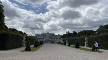 Avusturya, Viyana 'daki Belvedere sarayı ve park kompleksi. Fotoğraf, Yukarı ve Aşağı Belvedere saraylarını ayıran bahçede çekildi. Ön planda iki Barok heykelinin olduğu bir çeşme var.