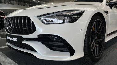 Mercedes-AMG 'ye benzeyen beyaz spor araba.