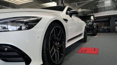 Şehir caddesinde modern lüks spor araba ve SUV kombinasyonu