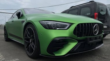 Mercedes-AMG 'ye benzeyen spor araba.