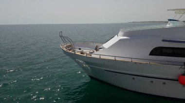 Mısır Kızıldeniz kıyısı boyunca kenetlenmiş yat, tatil, seyahat ve egzotik yaz tatillerini sembolize ediyor.