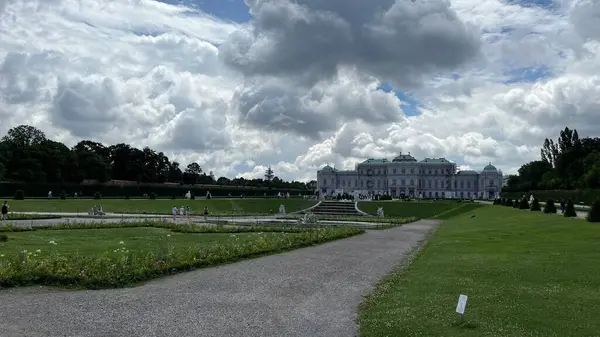 Avusturya, Viyana 'daki Belvedere sarayı ve park kompleksi. Fotoğraf, Yukarı ve Aşağı Belvedere saraylarını ayıran bahçede çekildi. Ön planda iki Barok heykelinin olduğu bir çeşme var.
