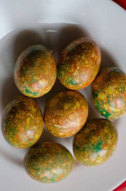 El yapımı Paskalya yumurtaları, bahar tatili arka planı.