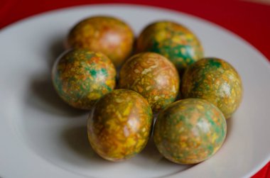 Tabakta renkli mermer Paskalya yumurtaları, bayramlık Ortodoks bayram yemekleri