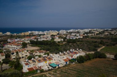 Protaras, Kıbrıs 'taki bu tepe kilisesi, 12.06.2014. Kilisede İsa 'yı, Bakire Meryem' i ve ahşap panellere canlı renklerle boyanmış çeşitli azizleri tasvir eden geleneksel Ortodoks simgeleri yer alıyor.
