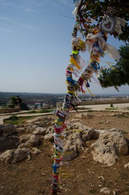 Bereketli ağaçlar ve kayalık arazilerle çevrili Elias dağı Protaras 'ta yüksek bir görüş açısı sunuyor. Kilise en tepede ve adımlarından, sahil şeridinden, köy çatılarından ve hatta Avrupa Birliği bayraklarından bile görülebiliyor.