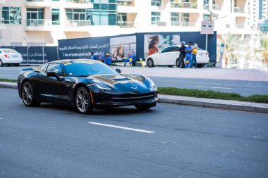 Dubai 16.04.2016.Lüks siyah coupe şehir yolunda, çağdaş mimariye ve kentsel yaşam tarzına karşı yakalandı.