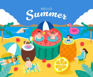 İnsanlar yazın plajda tatil yapar. Kadın ve erkek güneşlenmenin tadını çıkarıyorlar..