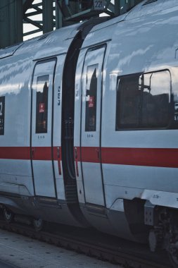Almanya, Köln 'de bir Alman ekspres treninin kapısı ve vagona yakın çekim.