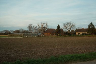 Meerbusch, Almanya 'da bulutlu bir gökyüzüne karşı kırsal alan.