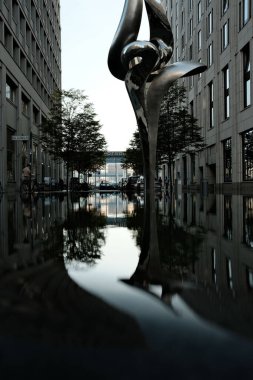 Potsdamer Platz yakınlarındaki sudaki heykelin dikey görüntüsü..