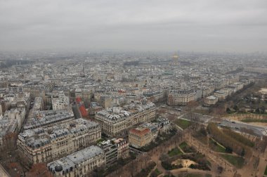Puslu bir günde Paris 'in manzarası. Paris, Fransa.