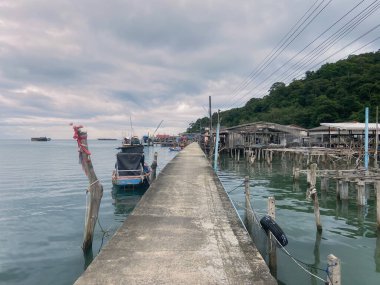 Tayland 'da balıkçı köyü, Ko Kut Adası, deniz aşırı bir ev ve tropikal orman.