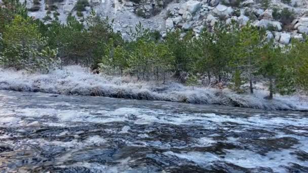 Flujo Agua Congelada Bajo Hielo — Vídeo de stock