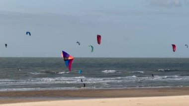 Belçika yaz mevsiminde uçurtma ve malzeme sörfü