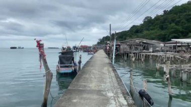 Tayland 'da balıkçı köyü, Ko Kut Adası, deniz aşırı bir ev ve tropikal orman.