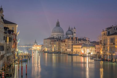 28 Kasım 2015 Venedik, İtalya, Canal grande tarihi evleri, gondole geleneksel tekneler ve st ile sağlık Basilica arka planda olabilir