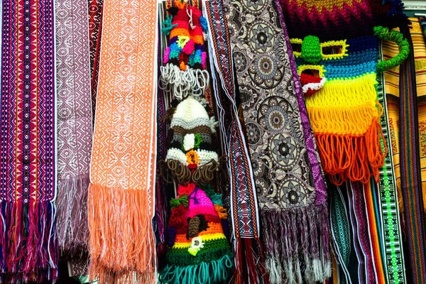 Renkli Kumaş Kemerler Örgü Şapkalar Cuenca Daki Zanaatkar Pazarında Halk — Stok fotoğraf