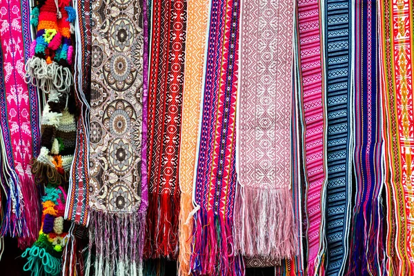昆卡工艺市场的彩色面料腰带 厄瓜多尔的传统模式与设计 — 图库照片