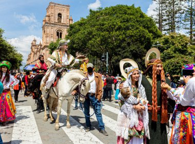Cuenca, Ekvador - 24 Aralık 2021: Bebek İsa 'nın onuruna Cuenca' da Paseo del Nino Viajero Noel alayı. Kutsal aile Joseph ve Meryem, bebek İsa ve bilge adamlar. Cuenca, Ekvador