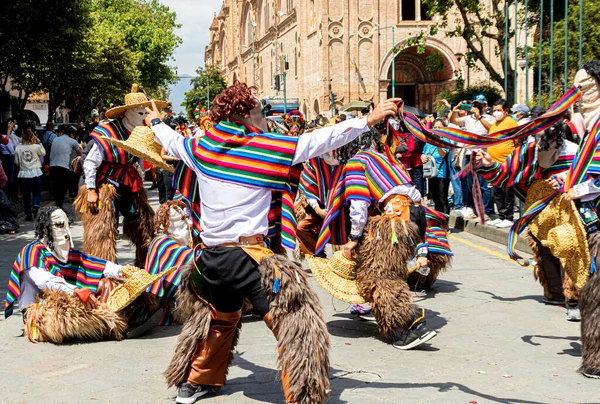 厄瓜多尔昆卡 2021年12月24日 圣诞游行Pase Del Nino Viajero 旅行儿童 在昆卡市中心 穿着民间角色服装的舞蹈演员 厄瓜多尔昆卡 — 图库照片