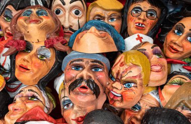 Cuenca, Ekvadolu. Eğlence, komedyen ve politik maskeler Monigot 'lar için sokak pazarında satılıyor ya da Paper Mache mankenleri Yeni Yıl arifesini kutlamak için yakılıyor.