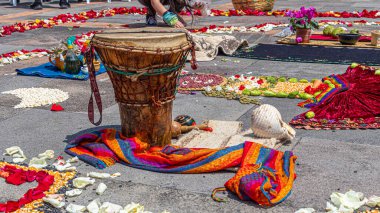 Cuenca, Ekvador, And 'ların yerli halklarının orjinal ayinlerinin detayları. Andean haçı, Chakana ya da seremonisi bitkilerden, yiyeceklerden ve tohumlardan yapılan Pachamama 'ya (Toprak Ana) hürmetle yapılmıştır..