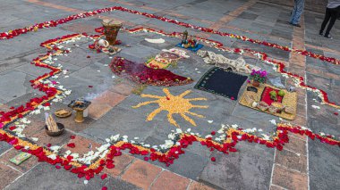 Cuenca, Ekvador. And Dağları 'nın yerli halklarının orjinal bir ritüeli. Andean haçı, Chakana ya da seremonisi bitkilerden, yiyeceklerden ve tohumlardan yapılan Pachamama 'ya (Toprak Ana) hürmetle yapılmıştır..