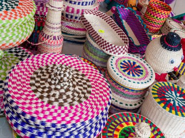 Ekvador Cuenca 'daki zanaatkar pazarında toquilla pipetinden, sebze lifinden yapılmış ve çeşitli renklerde boyanmış hasır sepetler.