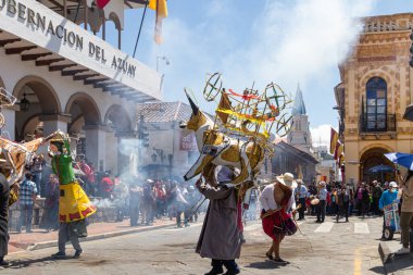 Cuenca, Ekvador - 5 Kasım 2022: Cuenca Valiliği önündeki geleneksel bağımsızlık günü geçit töreninde 