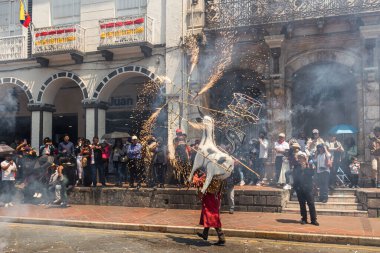 Cuenca, Ekvador - 5 Kasım 2022: Cuenca Valiliği önündeki geleneksel bağımsızlık günü geçit töreninde 