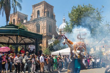 Cuenca, Ekvador - 5 Kasım 2022: Cuenca 'nın tarihi merkezinde bağımsızlık kutlamaları sırasında geleneksel geçit töreninde 