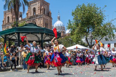 Cuenca, Ekvador - 5 Kasım 2022: Cuenca şehir meydanında ve şehrin bağımsızlık gününü kutladıkları gün katedralin önünde halk dansçıları