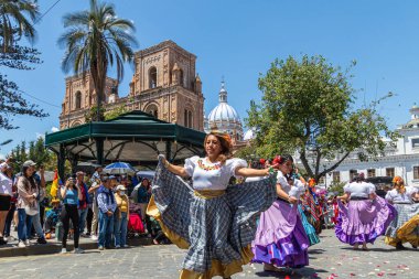 Cuenca, Ekvador - 5 Kasım 2022: Cuenca şehir meydanında ve şehrin bağımsızlık gününü kutladıkları gün katedralin önünde halk dansçıları